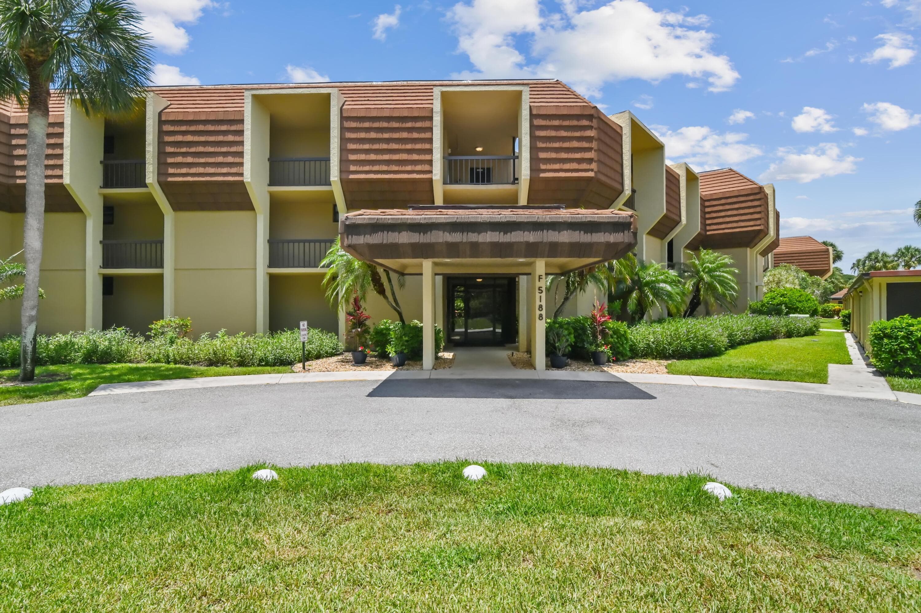 5188 Woodland Lakes Drive Unit 332, Palm Beach Gardens, view 2