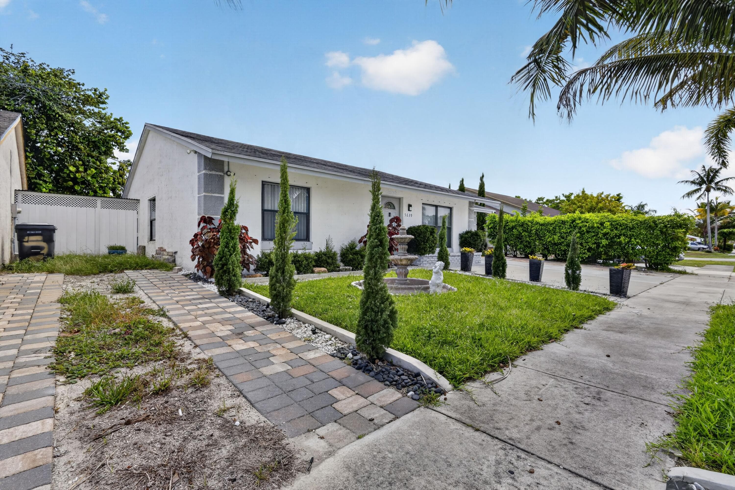5639 Ithaca Circle E, Lake Worth, view 4