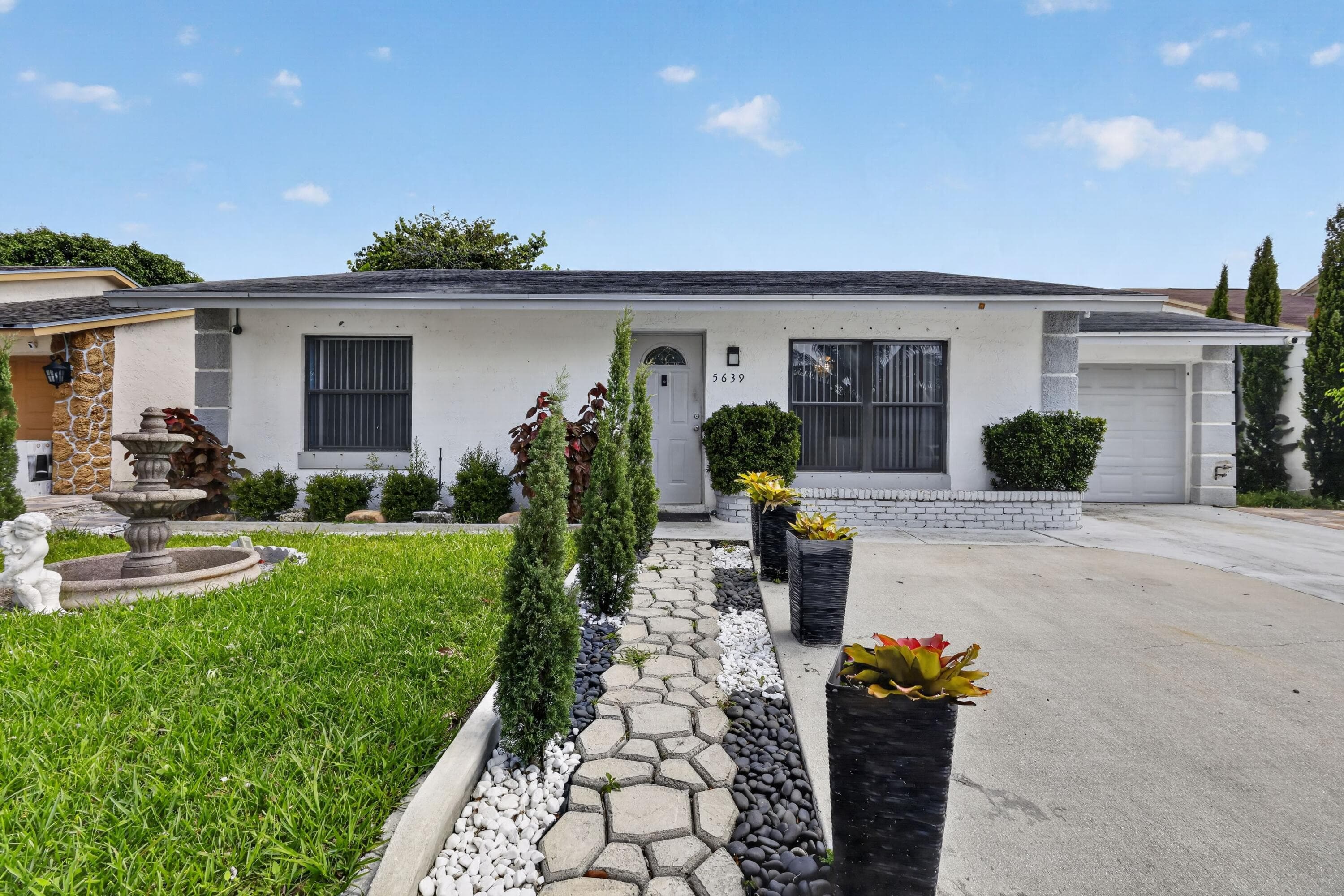 5639 Ithaca Circle E, Lake Worth, view 2
