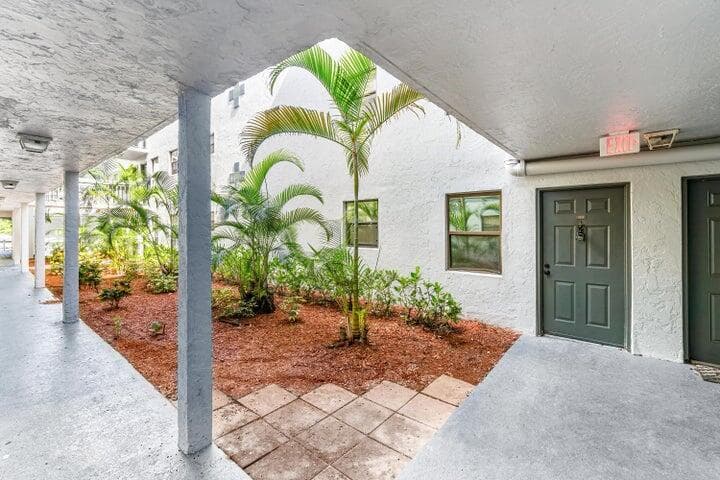 1880 N Congress Avenue Unit 104, West Palm Beach, view 2